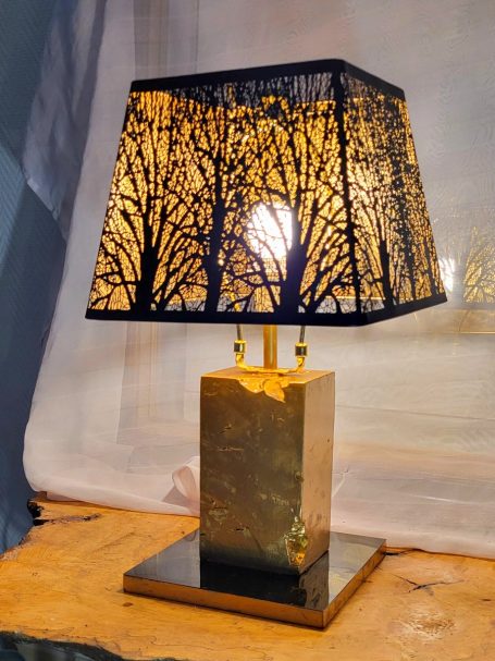 bloc d'ormeau doré , abat jour métal ajouré motifs arbre noir intérieur doré